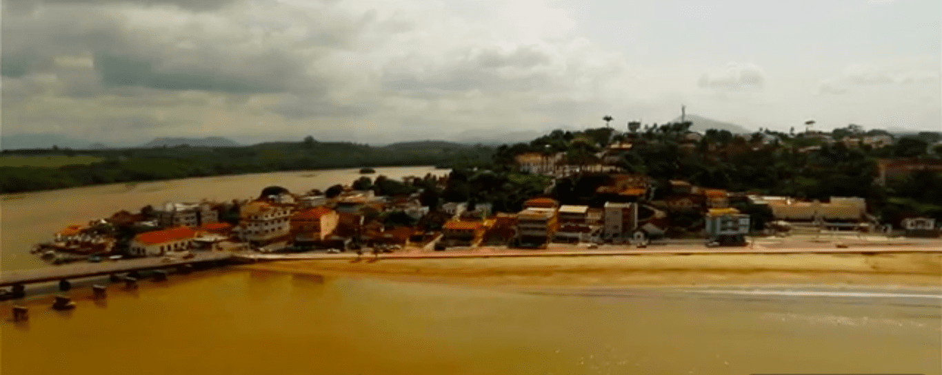 Vista da confluência do Rio Benevente com o Oceano Atlântico em Anchieta, Espírito Santo, com o Santuário de São José de Anchieta ao fundo