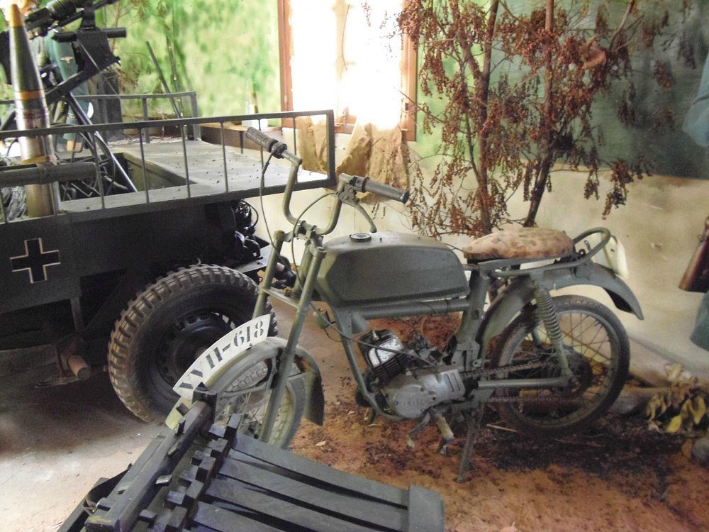 Acervo do Museu das Grandes Guerras com artefatos, uniformes e objetos militares das duas guerras mundiais