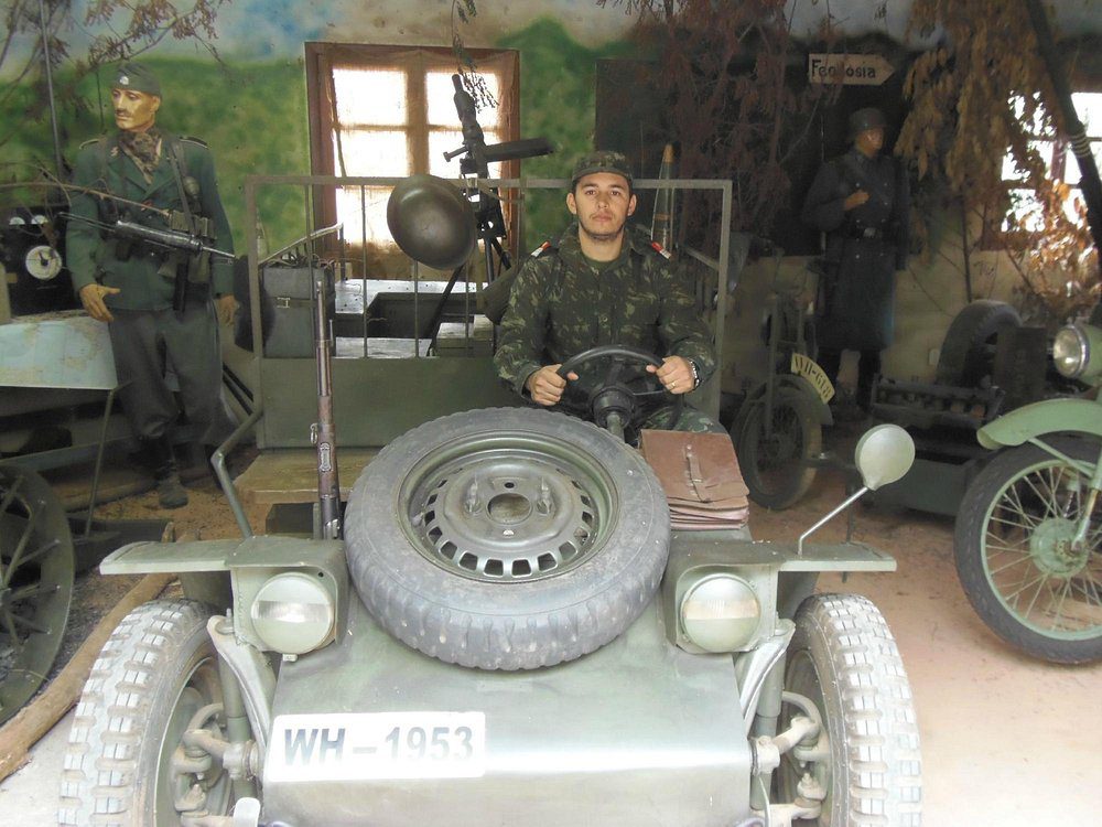 Interior do Museu das Grandes Guerras com cenário reconstituído de trincheira ou ambiente da Primeira Guerra Mundial
