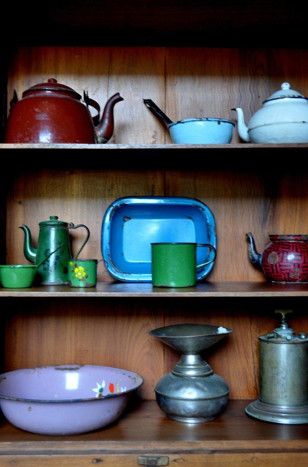 Detalhe de cômodo do museu com camas, espelhos e objetos domésticos do período cafeeiro