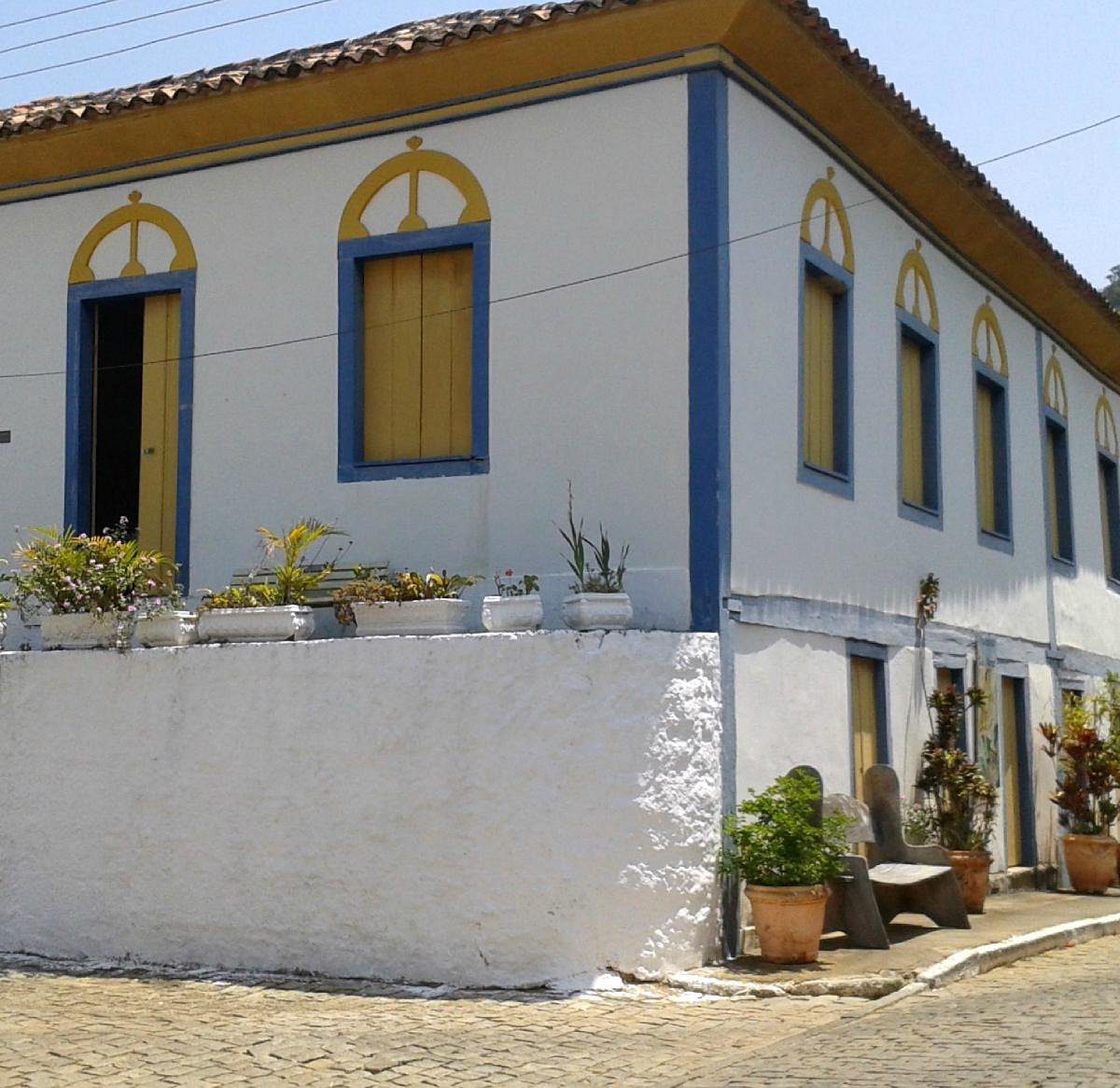 Interior do Museu São Pedro de Alcântara — mobiliário e objetos do século XIX preservados no acervo