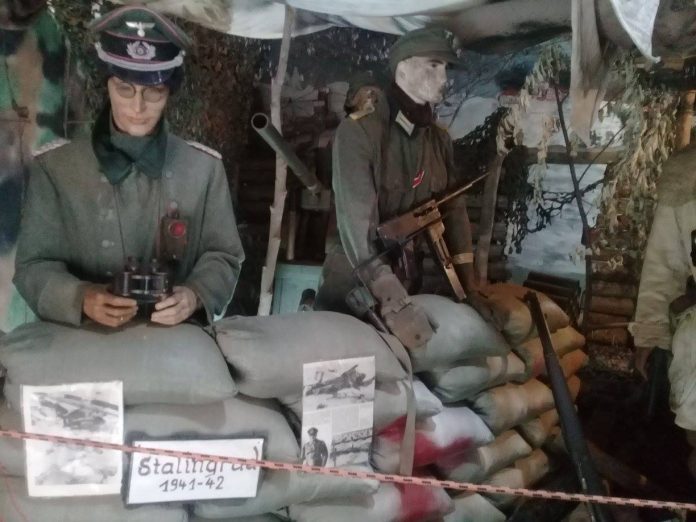 Cenário interno do Museu das Grandes Guerras representando a vida da sociedade alemã durante os conflitos do século XX