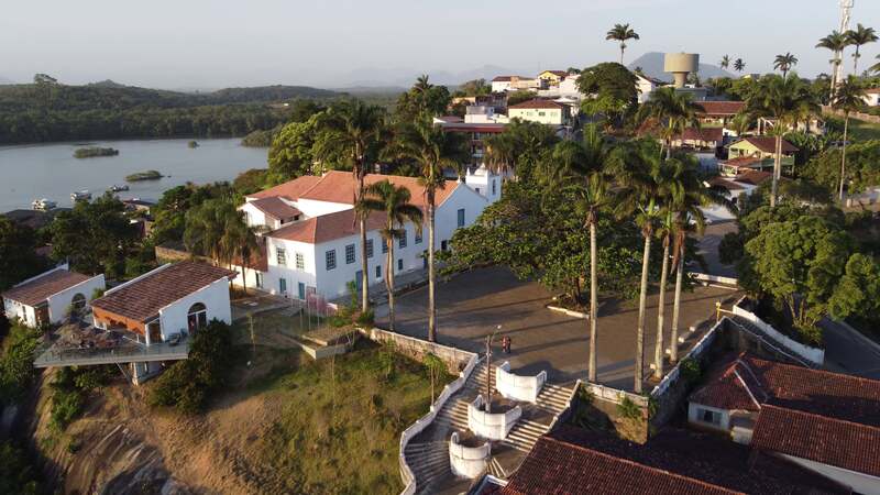 Vista aérea superior do Santuário Nacional de Anchieta mostrando o conjunto arquitetônico e o entorno natural