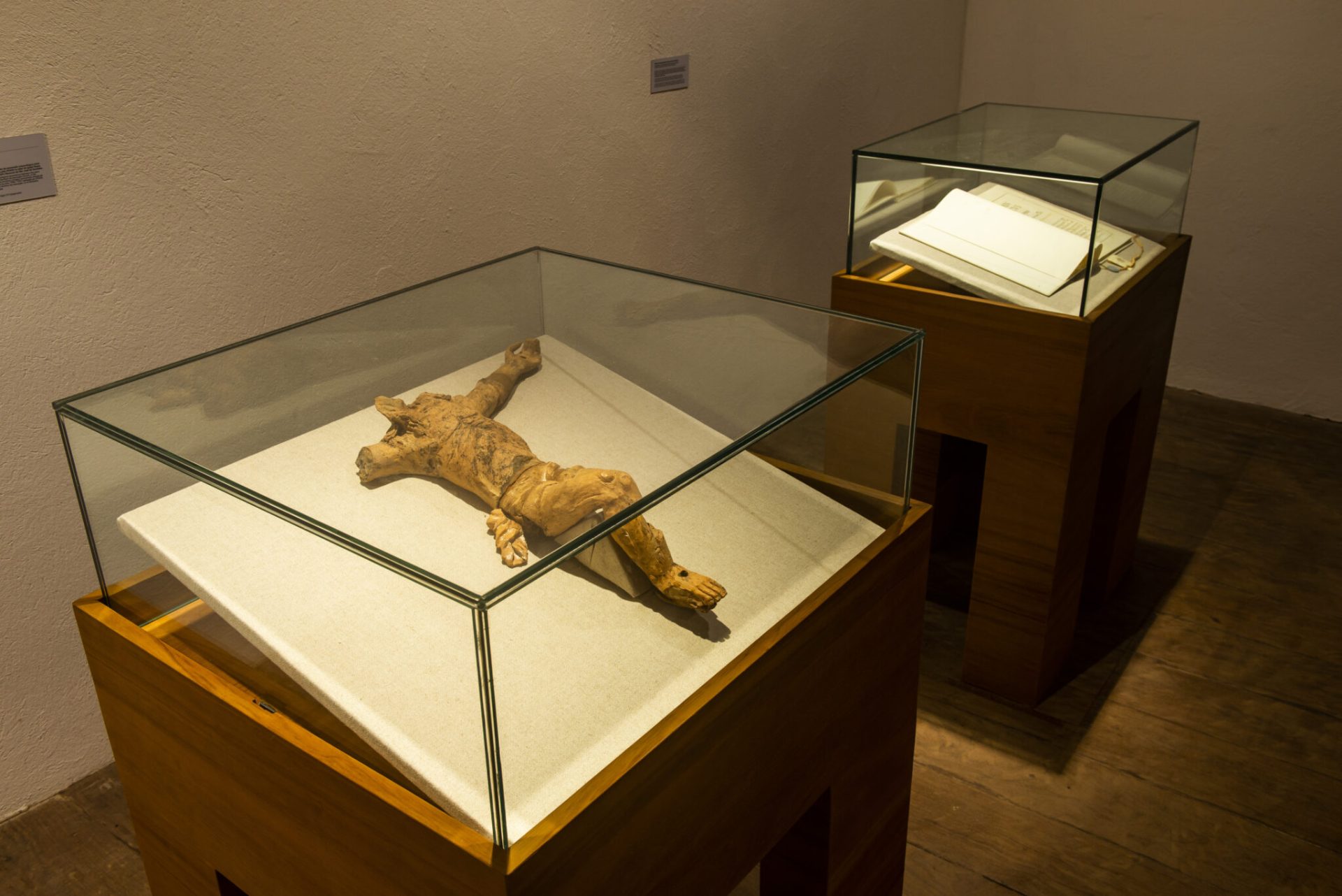 Crucifixo em Terracota do Santuário Nacional de São José de Anchieta, século XVI–XVII, considerado uma das peças mais raras do patrimônio sacro colonial brasileiro