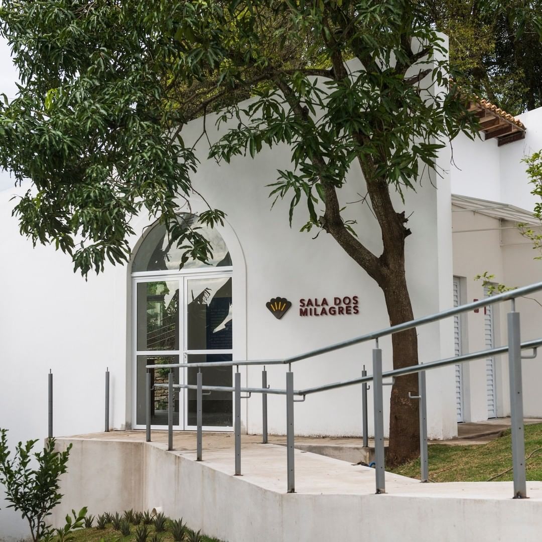 Sala dos Milagres do Santuário Nacional de São José de Anchieta com os ex-votos