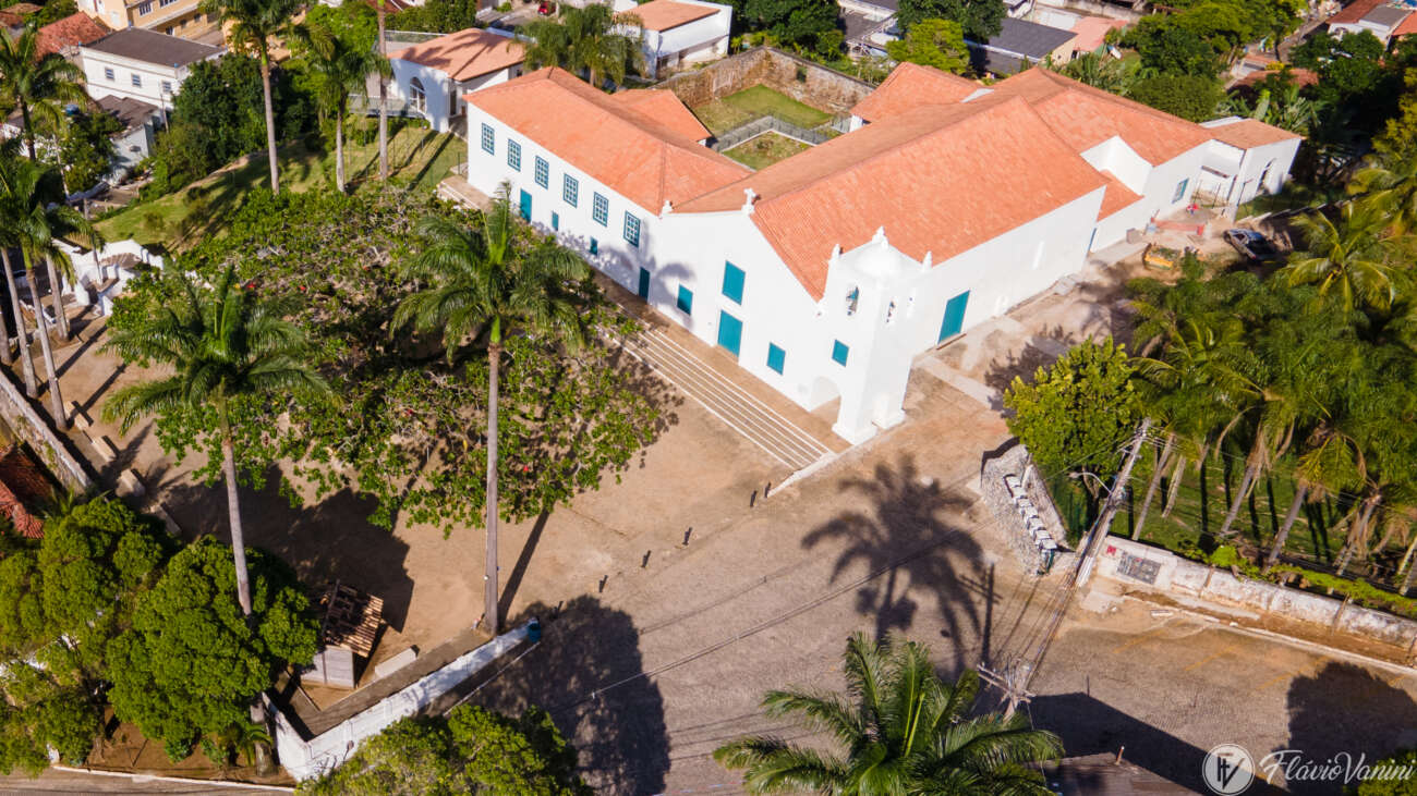 Fotografia aérea do Santuário de São José de Anchieta com o Rio Benevente ao fundo