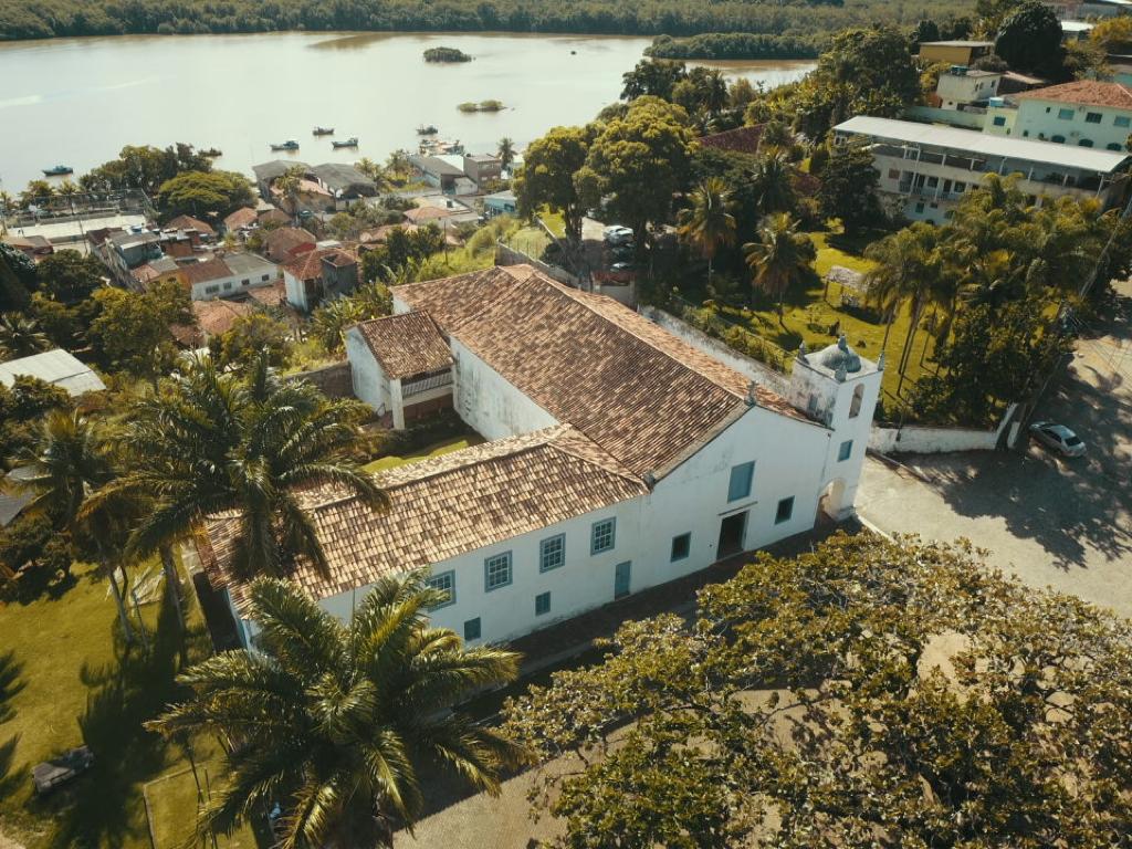 Vista do Santuário Nacional de Anchieta ao entardecer