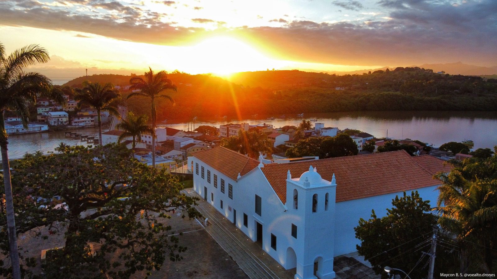 Vista frontal do Santuário Nacional de Anchieta com a praça em frente