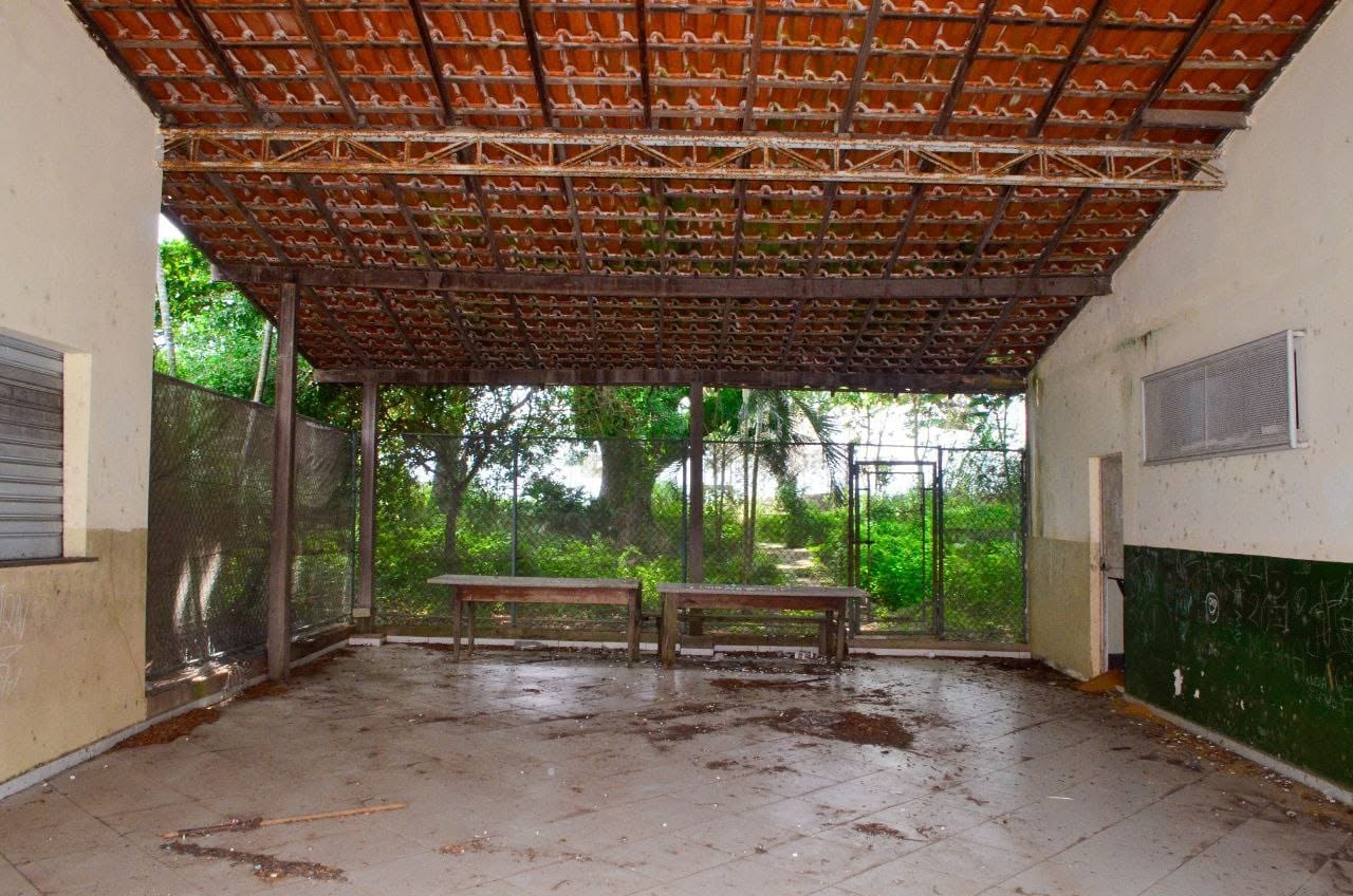 Detalhe de degradação no Colégio Maria Mattos — patrimônio histórico em risco