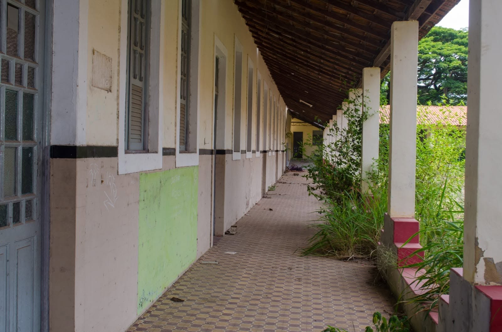 Estado de abandono no interior do Colégio Maria Mattos