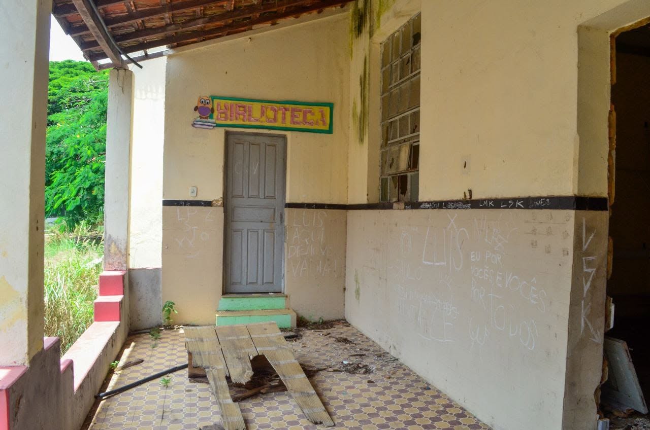 Deterioração estrutural avançada no Colégio Maria Mattos — descaso com patrimônio histórico
