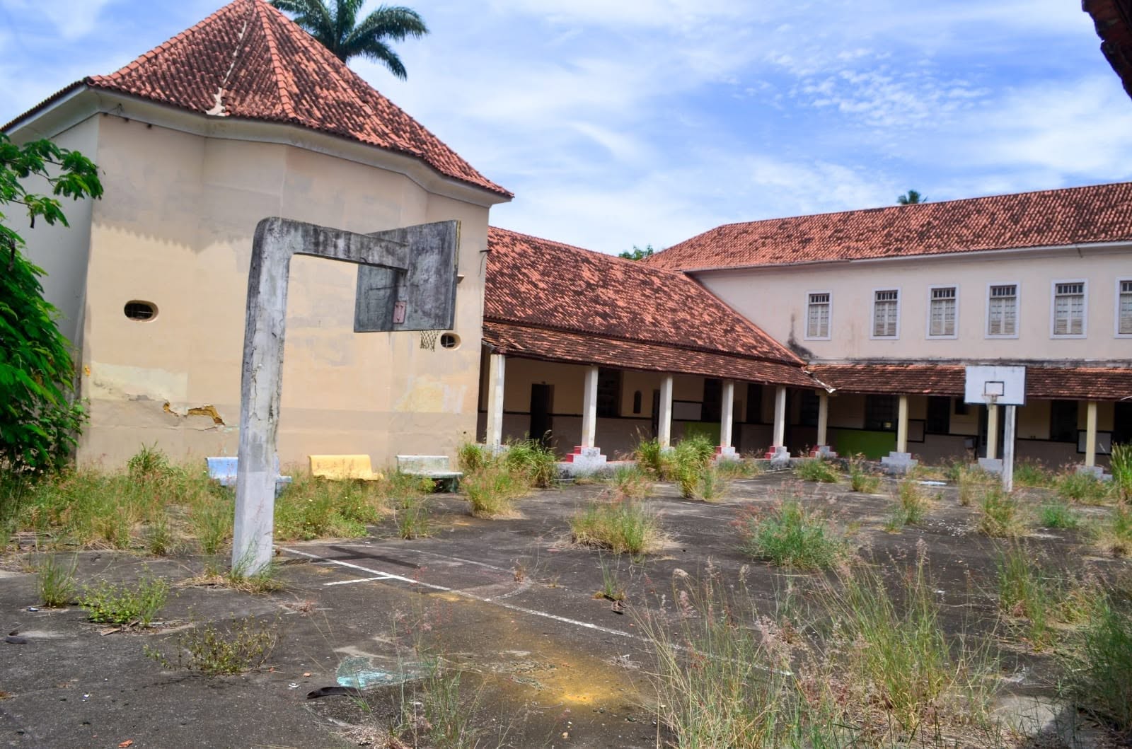 Mais uma cena de deterioração no Colégio Maria Mattos