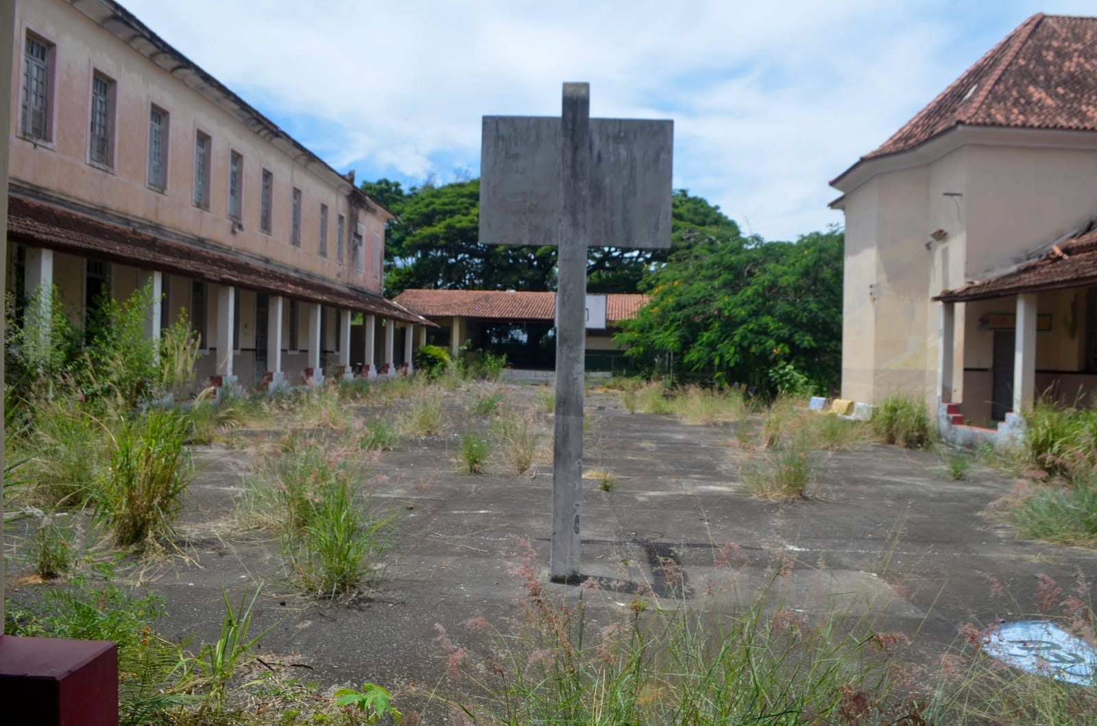 Área interna em estado de abandono no Colégio Maria Mattos