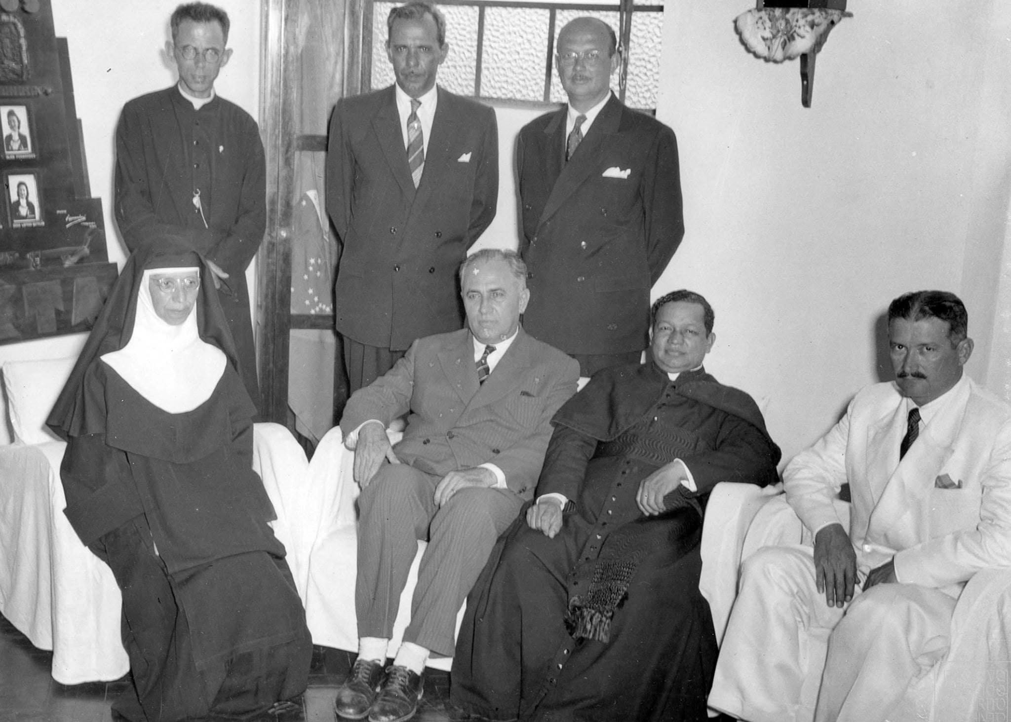Fotografia histórica de evento ou formatura no Colégio Maria Mattos