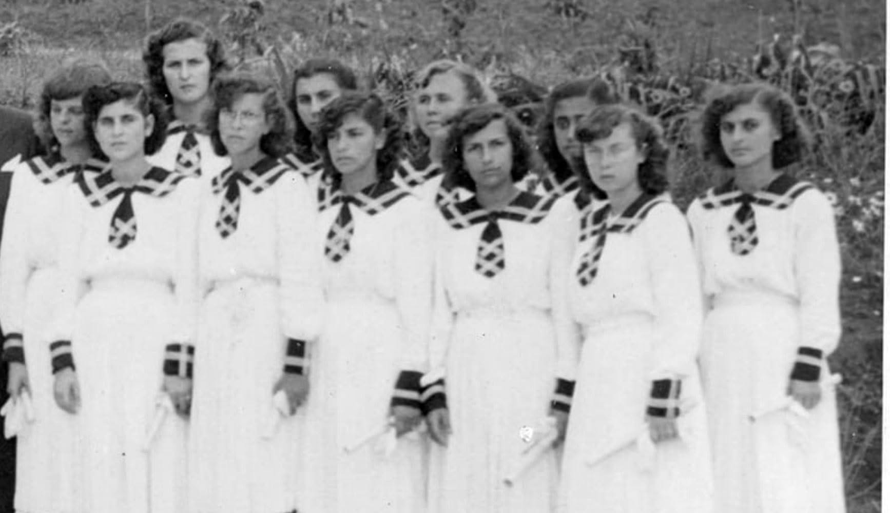 Fotografia histórica de alunas do Colégio Maria Mattos