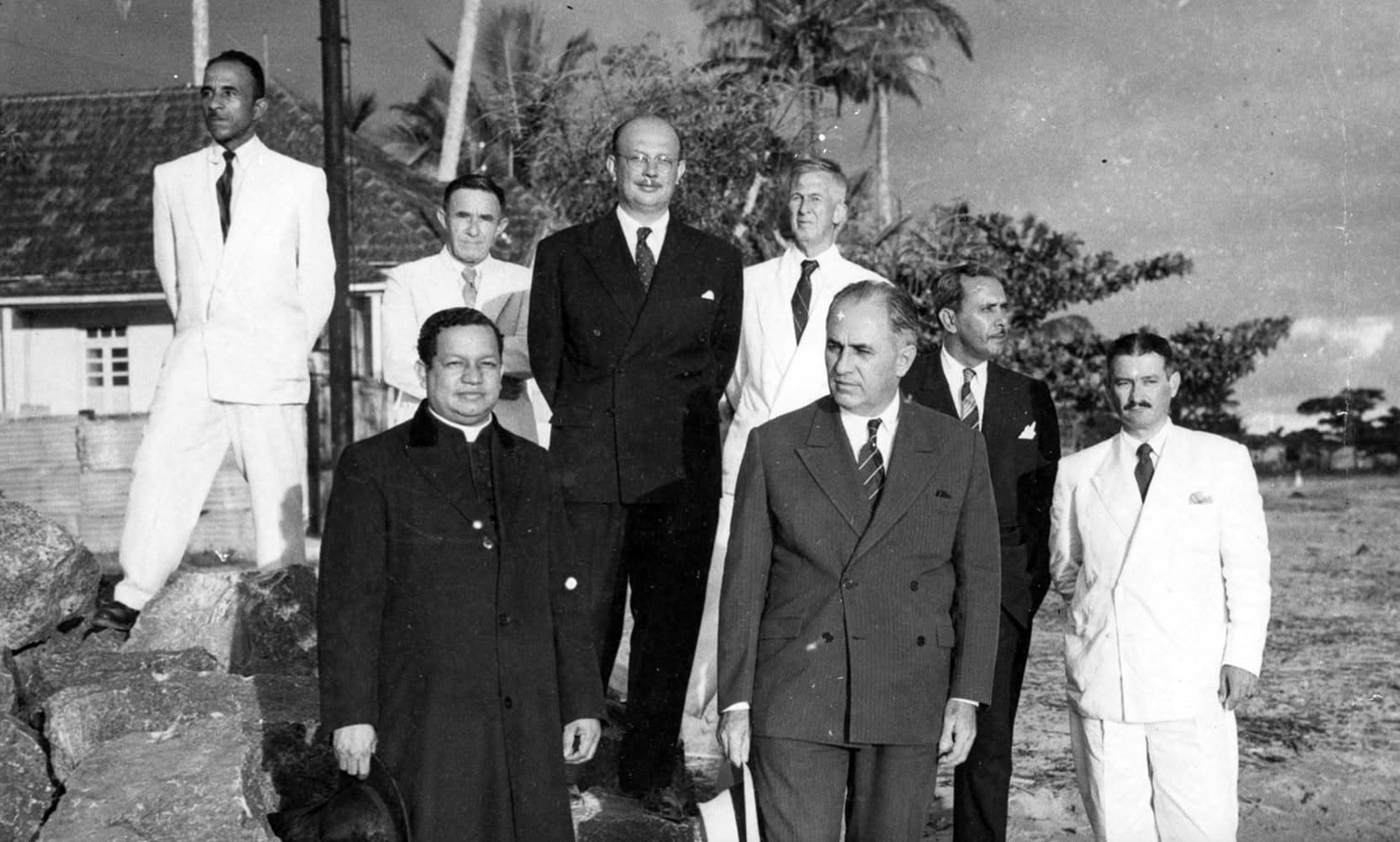 Alunas e irmãs carmelitas reunidas no pátio do Colégio Maria Mattos