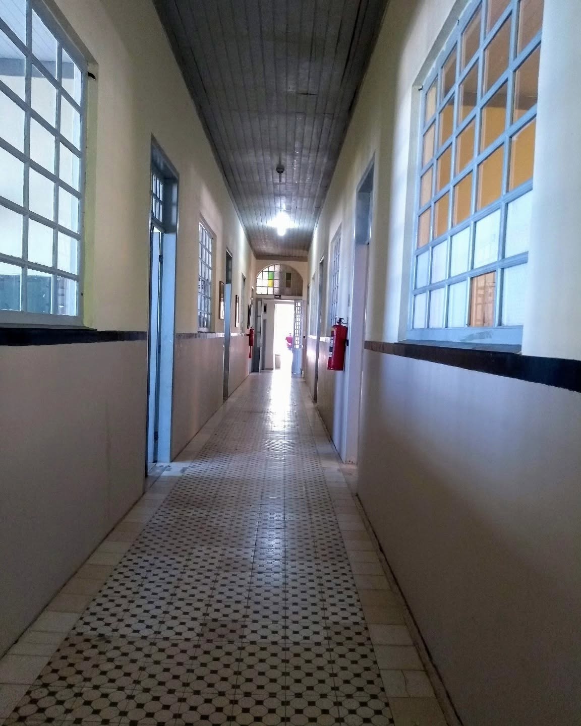 Corredor histórico do Colégio Maria Mattos preservando elementos originais da construção