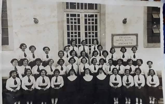 Fotografia recente do Colégio Maria Mattos ou cerimônia relacionada