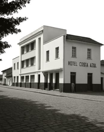 Hotel Costa Azul visto da rua — Iriri, anos 1950
