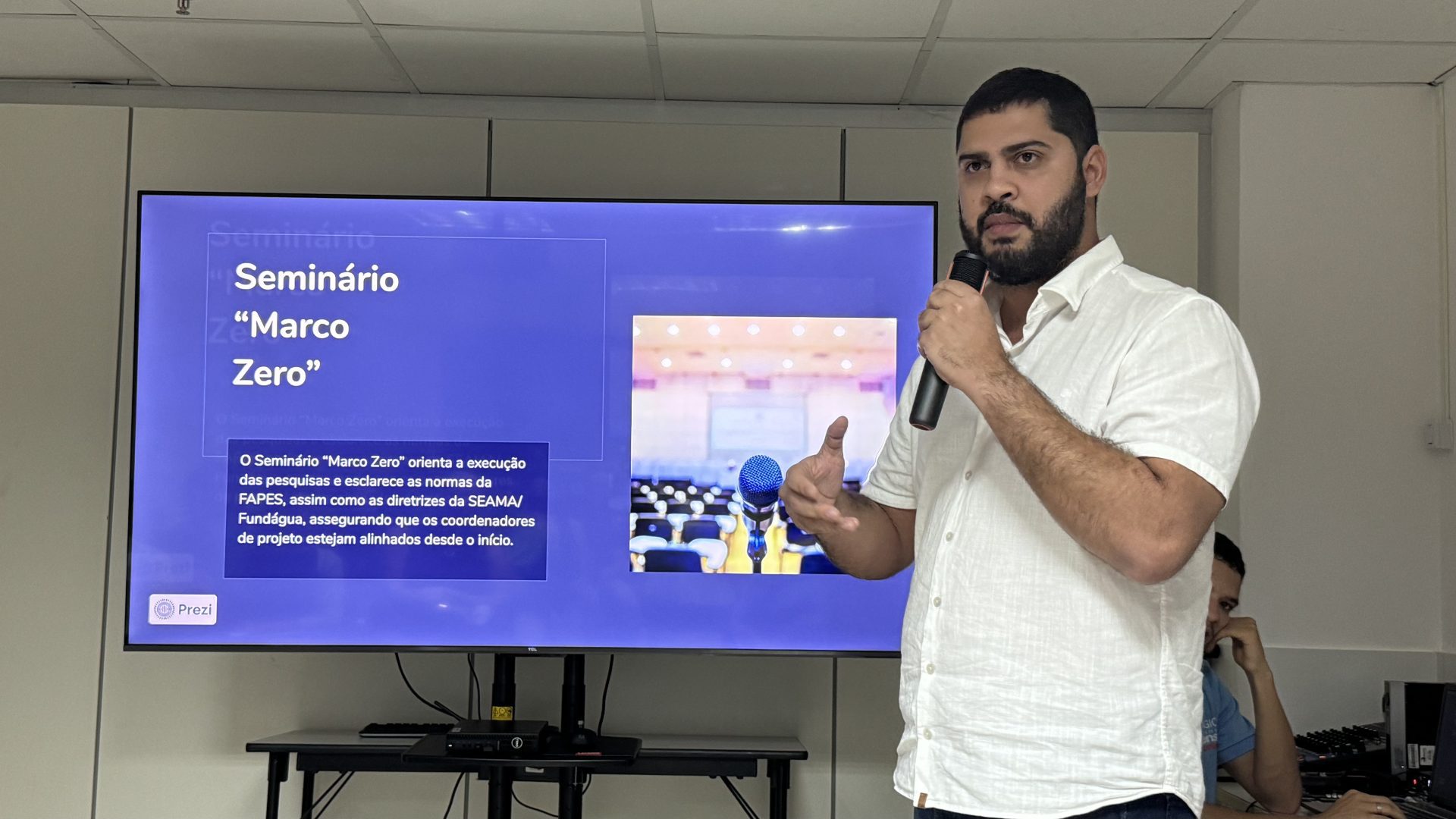 Equipe do projeto Vozes dos Manguezais em atividade de campo nos manguezais de Guarapari