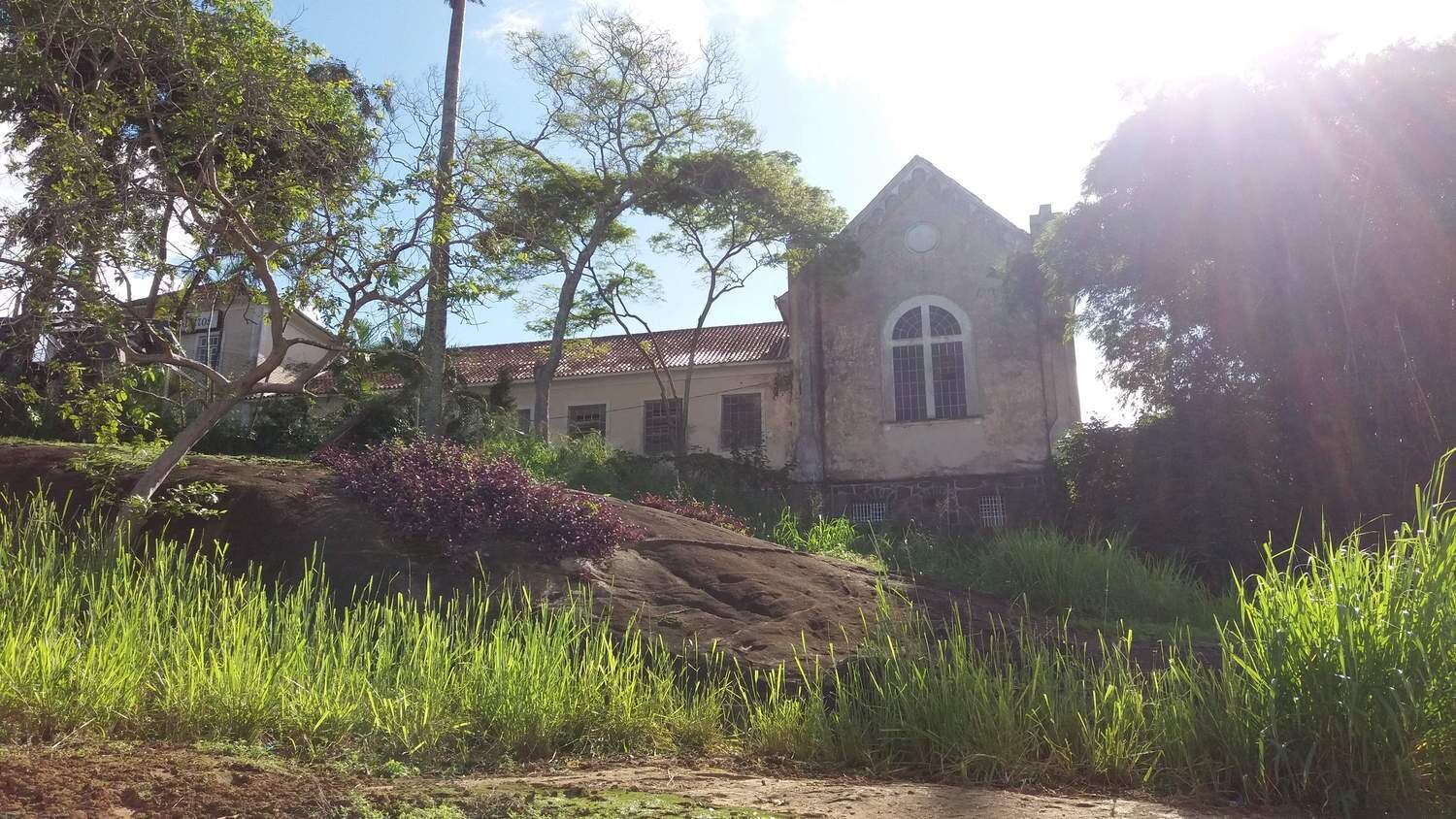 Fachada frontal atual do Colégio Maria Mattos em Anchieta — arquitetura neoclássica dos anos 1930
