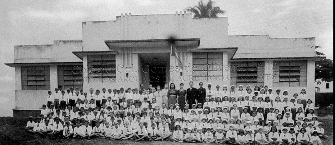 Colégio Coronel Gomes de Oliveira em Anchieta, Espírito Santo — registro histórico de aproximadamente 1940, instituição masculina fundada por Dom Helvécio Gomes de Oliveira