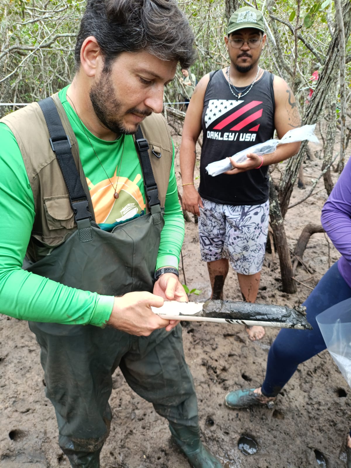 Ecossistema de manguezal em Guarapari — área de estudo e restauração do projeto Vozes dos Manguezais