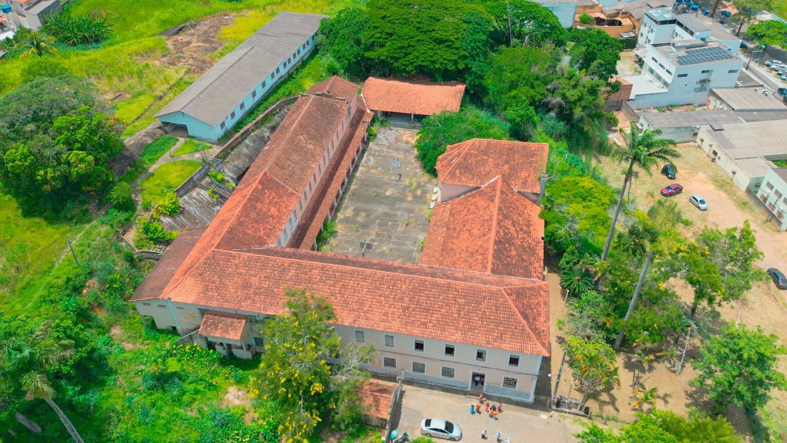Vista aérea atual do Colégio Dona Maria Mattos em Anchieta, Espírito Santo, revelando a dimensão do conjunto arquitetônico