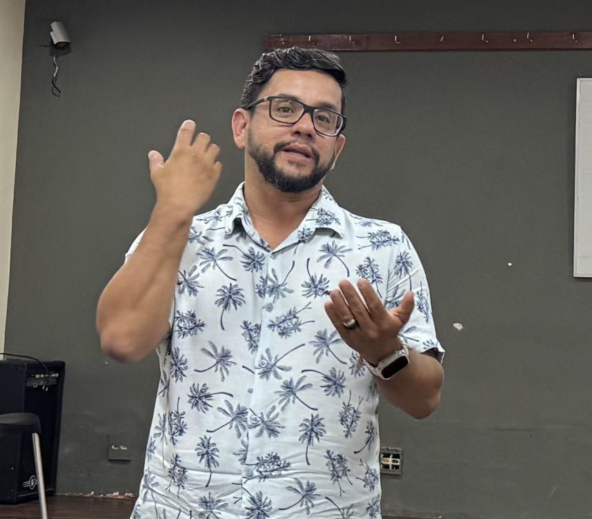 Ivan Petri Florentino, historiador e coordenador de patrimônio histórico e cultural do município de Anchieta, durante a reunião de acompanhamento