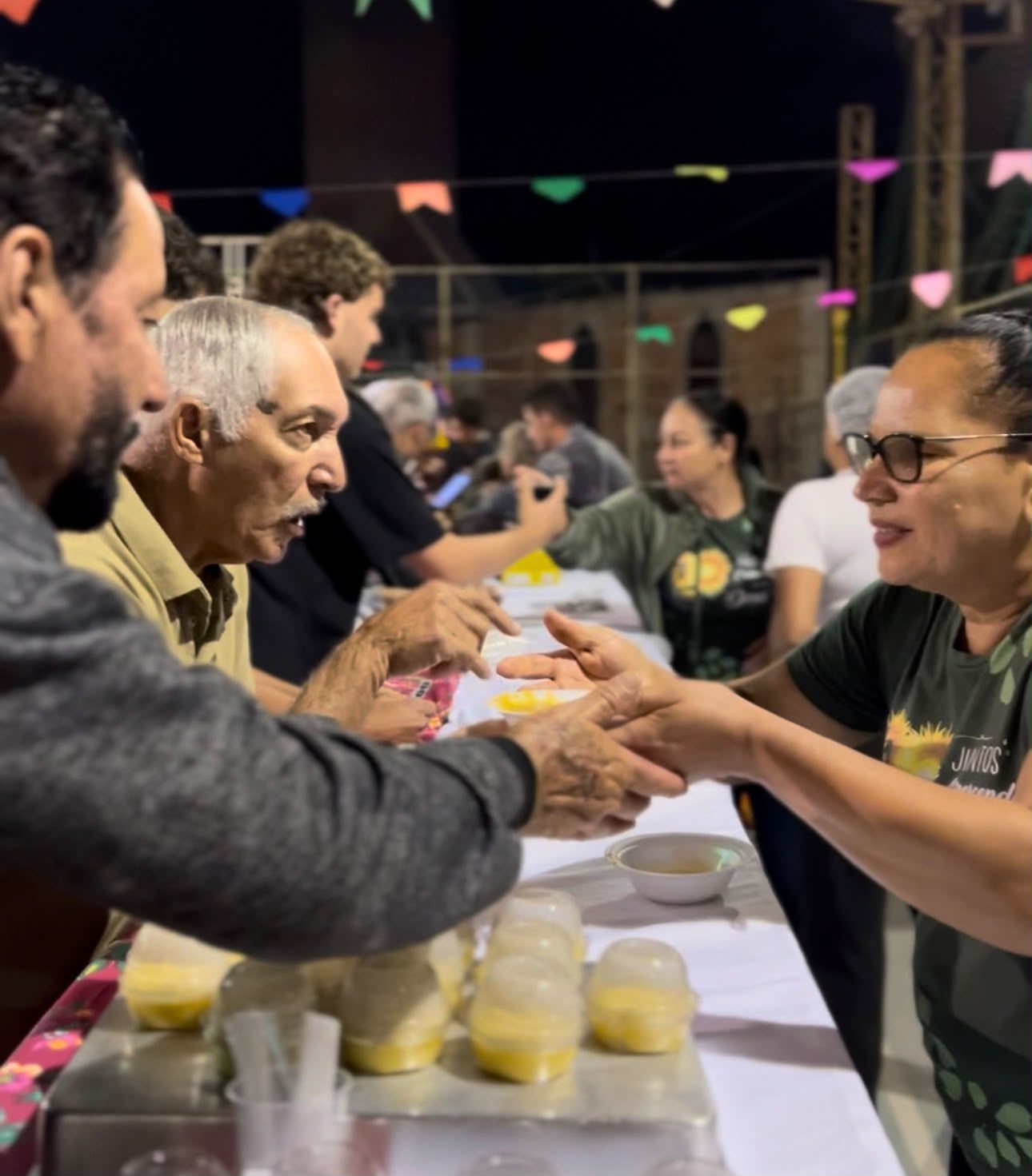 Voluntários organizando a estrutura do 2° Arraiá São Roque