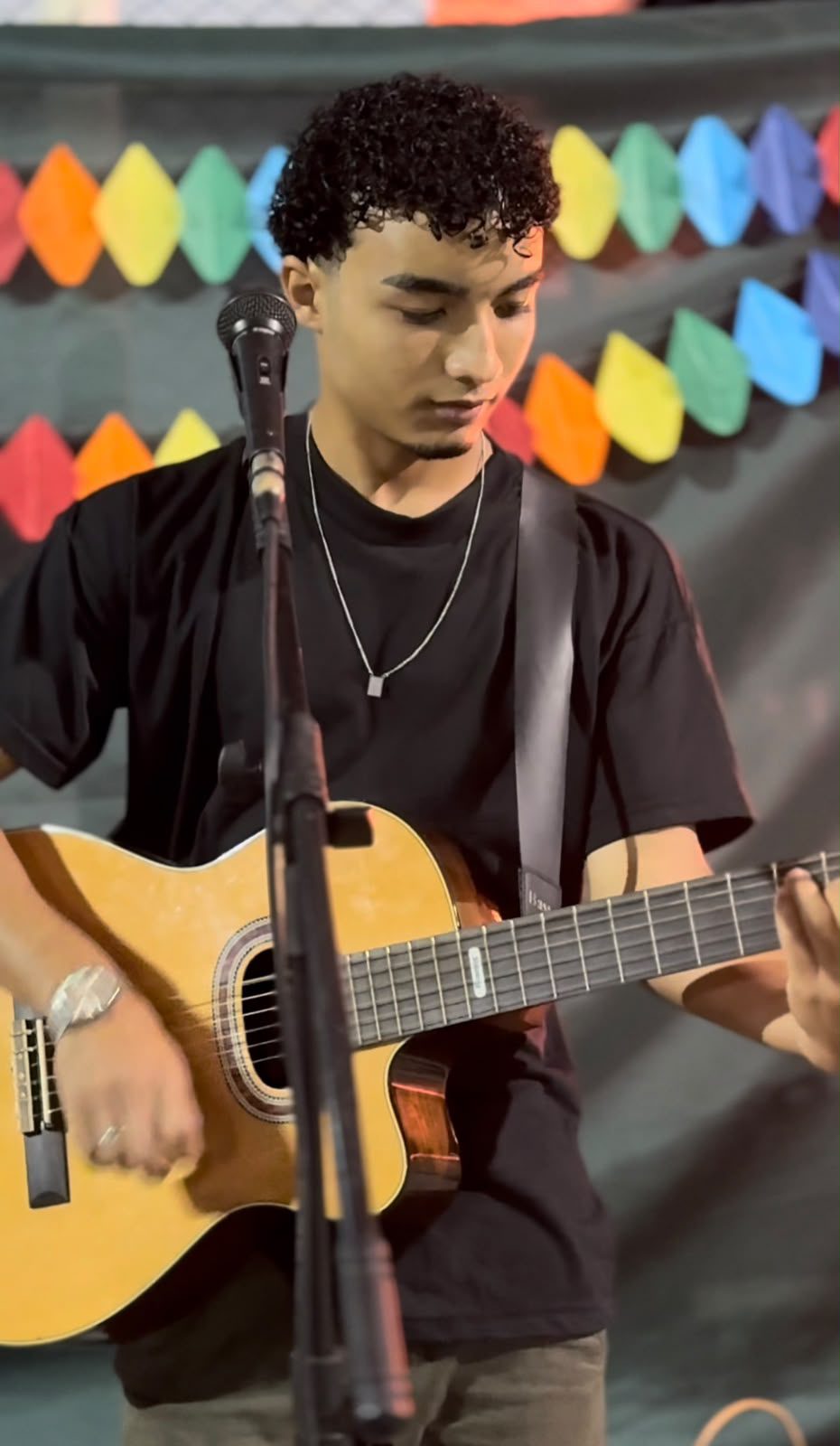 Jovem violonista se apresenta no palco do 2° Arraiá São Roque
